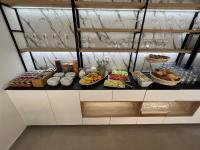 een buffet met veel verschillende soorten eten erop bij Villa Malo More in Trogir