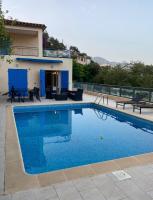 Bazén v ubytovaní Spacieuse Villa Niçoise au calme avec piscine alebo v jeho blízkosti