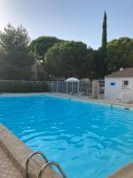 Basen w obiekcie Résidence Piscine proche Village naturiste - Pinède lub w pobliżu