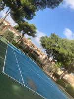 Tenis lub squash w obiekcie Résidence Piscine proche Village naturiste - Pinède lub w pobliżu