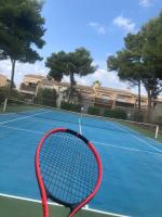Tenis lub squash w obiekcie Résidence Piscine proche Village naturiste - Pinède lub w pobliżu