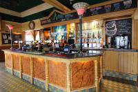 een bar in een restaurant met een grote bar bij The Heritage Hotel in Torquay