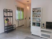 Televízia a/alebo spoločenská miestnosť v ubytovaní Bnbook La Casa di Orazio & Carla