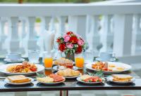 Jídlo v hotelu nebo okolí