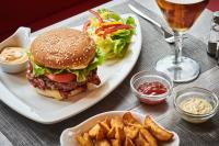 Un plato con una hamburguesa y papas fritas en una mesa. en Kyriad Lille - Mons en Baroeul, en Mons-en-Baroeul