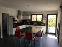 Plán poschodí v ubytovaní Villa 4faces 180 m2 habitables sur 950 m2 de jardin, salon salle à manger cuisine ouverte 70 m2 , cuisine d été couverte, terrasse 80 m2, piscine 10 m par 4 m, 1 chambre parentale 3 chambres,2 salles de bains