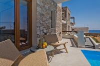 Bazén v ubytování Ypsilos Beach Suites Adults Only nebo v jeho okolí