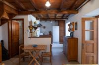Kuchnia lub aneks kuchenny w obiekcie Stone House in Lafkos Pelion
