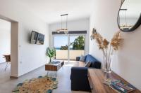 Televízia a/alebo spoločenská miestnosť v ubytovaní Aronia Luxury Apartments Karpathos