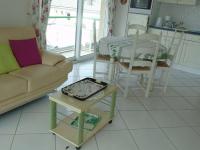 Posedenie v ubytovaní Appartement lumineux à 2 pas de la plage, balcon, ascenseur, TV, lave-linge, animaux admis - FR-1-674-19