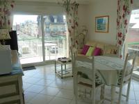 Posedenie v ubytovaní Appartement lumineux à 2 pas de la plage, balcon, ascenseur, TV, lave-linge, animaux admis - FR-1-674-19