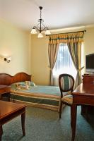 Televízia a/alebo spoločenská miestnosť v ubytovaní Hotel Aleksander