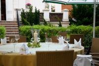 Reštaurácia alebo iné gastronomické zariadenie v ubytovaní Hotel Aleksander