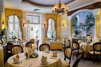Reštaurácia alebo iné gastronomické zariadenie v ubytovaní Hotel Aleksander