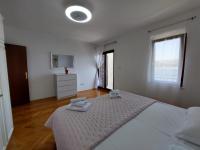 Postel nebo postele na pokoji v ubytování Seafront House Nusha