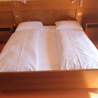 A bed or beds in a room at Pension an der Mayenburg