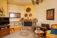 Televízia a/alebo spoločenská miestnosť v ubytovaní Violetta's House Παραδοσιακή Βίλα στην Πορταριά