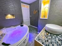Łazienka w obiekcie Gîte cosy avec Jacuzzi classé 3 étoiles