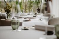 un grupo de mesas con vasos y flores. en Château de Vignée, en Rochefort