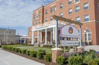 un edificio con un cartel delante en The Bolling Wilson Hotel, en Wytheville