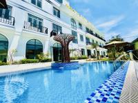 una piscina frente a un edificio en Dương Đông Hotel, en Phu Quoc