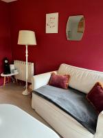 sala de estar con sofá blanco y lámpara en Cassis - Studio terrasse - Centre Dijon BSB Jouvence, en Dijon