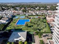 Bazén v ubytování GATU Villa Soleá parking, piscina, pistas tenis, playa de Valdelagrana " Preferente mayores de 25 años y familias " nebo v jeho okolí