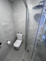 Koupelna v ubytování GATU Villa Soleá parking, piscina, pistas tenis, playa de Valdelagrana " Preferente mayores de 25 años y familias "