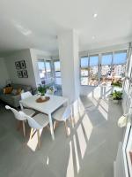 Balkón nebo terasa v ubytování GATU Villa Soleá parking, piscina, pistas tenis, playa de Valdelagrana " Preferente mayores de 25 años y familias "