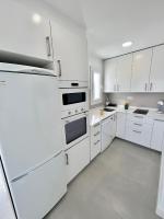 Kuchyň nebo kuchyňský kout v ubytování GATU Villa Soleá parking, piscina, pistas tenis, playa de Valdelagrana " Preferente mayores de 25 años y familias "