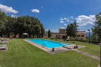 Bazén v ubytování Villa Montepescini nebo v jeho okolí