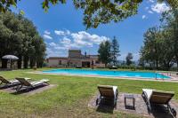 Bazén v ubytování Villa Montepescini nebo v jeho okolí