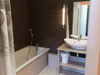 Kúpeľňa v ubytovaní Appartement T3 dans Château avec Piscine et Sauna à Jausiers, 6 pers, Terrasse et Balcon - FR-1-165B-4