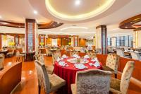 Un comedor con una mesa y sillas rojas. en Muong Thanh Luxury Quang Ninh Hotel, en Ha Long