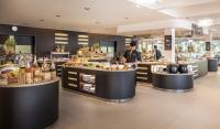 ein Restaurant mit zwei Leuten, die Essen in einer Cafeteria zubereiten in der Unterkunft Maistra Select Petalon Resort in Vrsar