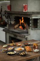 Una mesa con platos de comida delante de un horno. en De Sol Hotel & Spa, en Fira