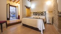 A bed or beds in a room at Capricho Toledano