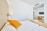 Łóżko lub łóżka w pokoju w obiekcie Hotel Ilusion Moreyo - Adults Only