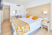 Łóżko lub łóżka w pokoju w obiekcie Hotel Ilusion Moreyo - Adults Only