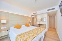 Łóżko lub łóżka w pokoju w obiekcie Hotel Ilusion Moreyo - Adults Only