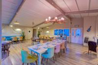 A restaurant or other place to eat at Gurel Garden House