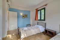 Postel nebo postele na pokoji v ubytování Analipsi Beach Front Villas