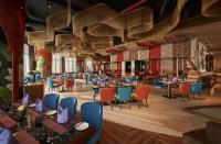 Un restaurante con mesas y sillas en una sala. en PANORAMA Condotel by HLG, en Nha Trang