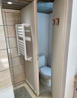 a small bathroom with a toilet in a room at Little California - Adorable Studio Indépendant in Cagnes-sur-Mer