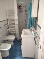 A bathroom at La casetta dei limoni