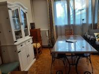 sala de estar con mesa y armario en 2 bedrooms Apartment with parking Paris Neuilly, en Neuilly-sur-Seine