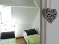 Łóżko lub łóżka w pokoju w obiekcie Maison cosy à 200m de la plage, 3 ch, terrasse, WiFi, proche centre, idéale pour famille - FR-1-675-7