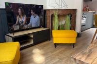 Telewizja i/lub zestaw kina domowego w obiekcie La CORDERIE à 100 m de la plage Wifi
