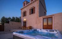 Bazén v ubytování Villa on Biševo - transfer and car included, 5 min to the sea nebo v jeho okolí