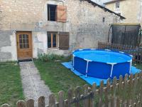 Bazén v ubytovaní Petite maison lorraine avec cheminée et jardin alebo v jeho blízkosti